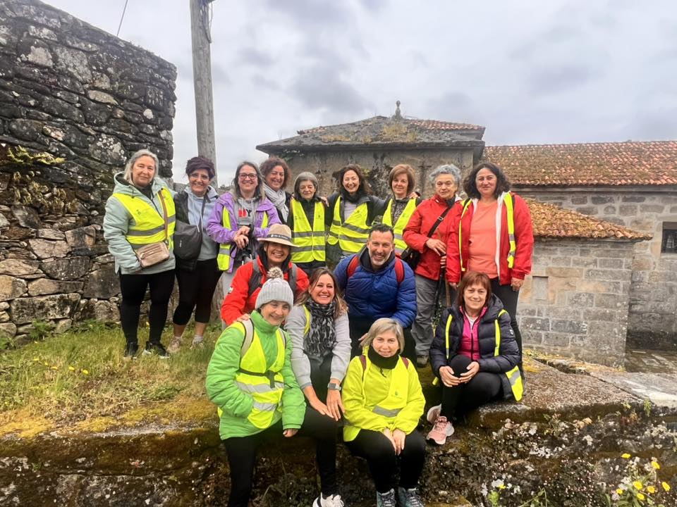 More than a hundred pilgrims from Vilanova de Arousa walk the Camiño A Orixe
