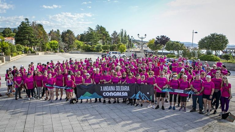 La marea rosa de Congalsa peregrinó por A Pobra