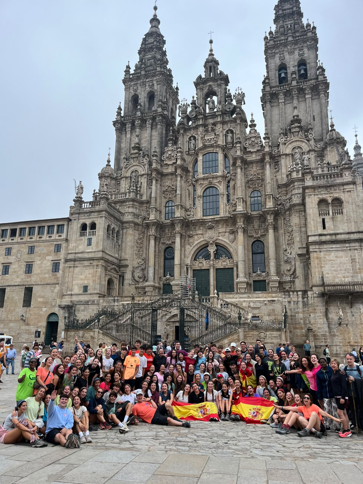Jóvenes peregrinos hacen el Camino de Santiago a Orixe desde Corrubedo